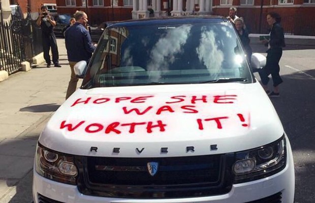 Carro é pichado em Londres com a frase "espero que ela tenha valido a pena" (Foto: Reprodução/Twitter)
