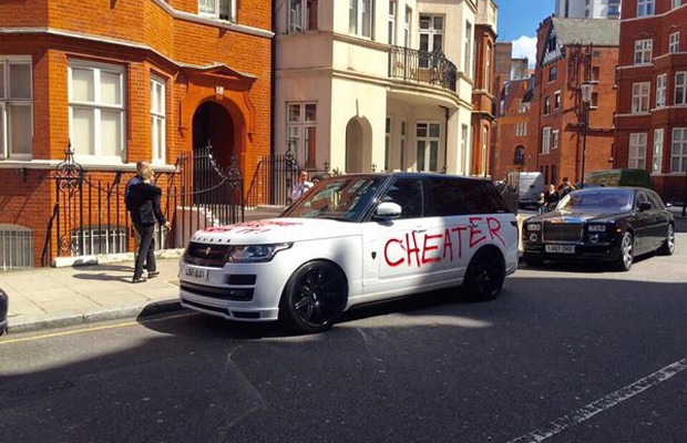 Range Rover é pichado em Londres com a palavra "traidor" (Foto: Reprodução/Twitter)