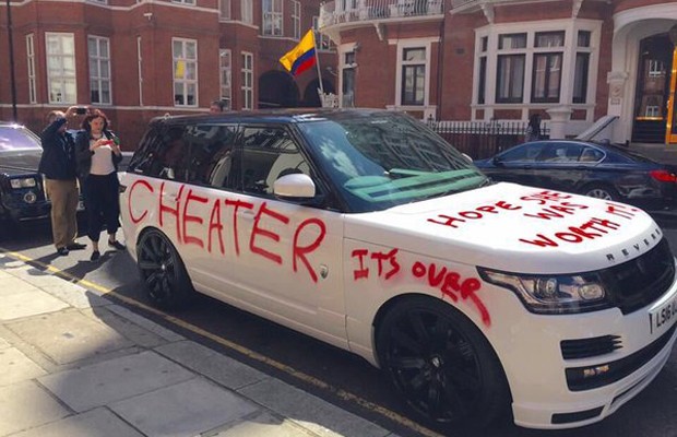 Range Rover é pichado em Londres com a palavra "traidor"  (Foto: Reprodução/Twitter)