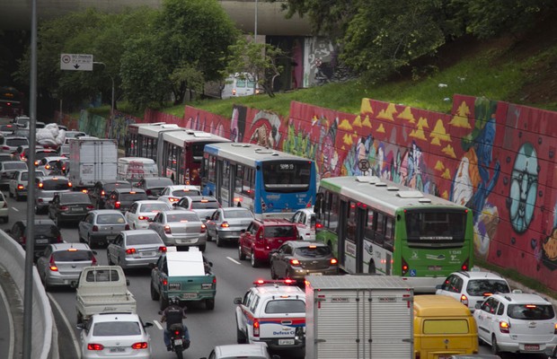 Trânsito de São Paulo na Avenida 23 de Maio sentido Centro (Foto: Oswaldo Corneti / Fotos Públicas)