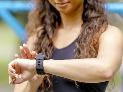 Melhor smartwatch feminino: como escolher o relógio ideal para saúde, treino e rotina