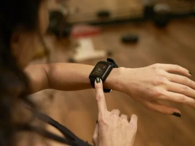 Smartwatch feminino bom e barato: como escolher sem abrir mão de qualidade e segurança